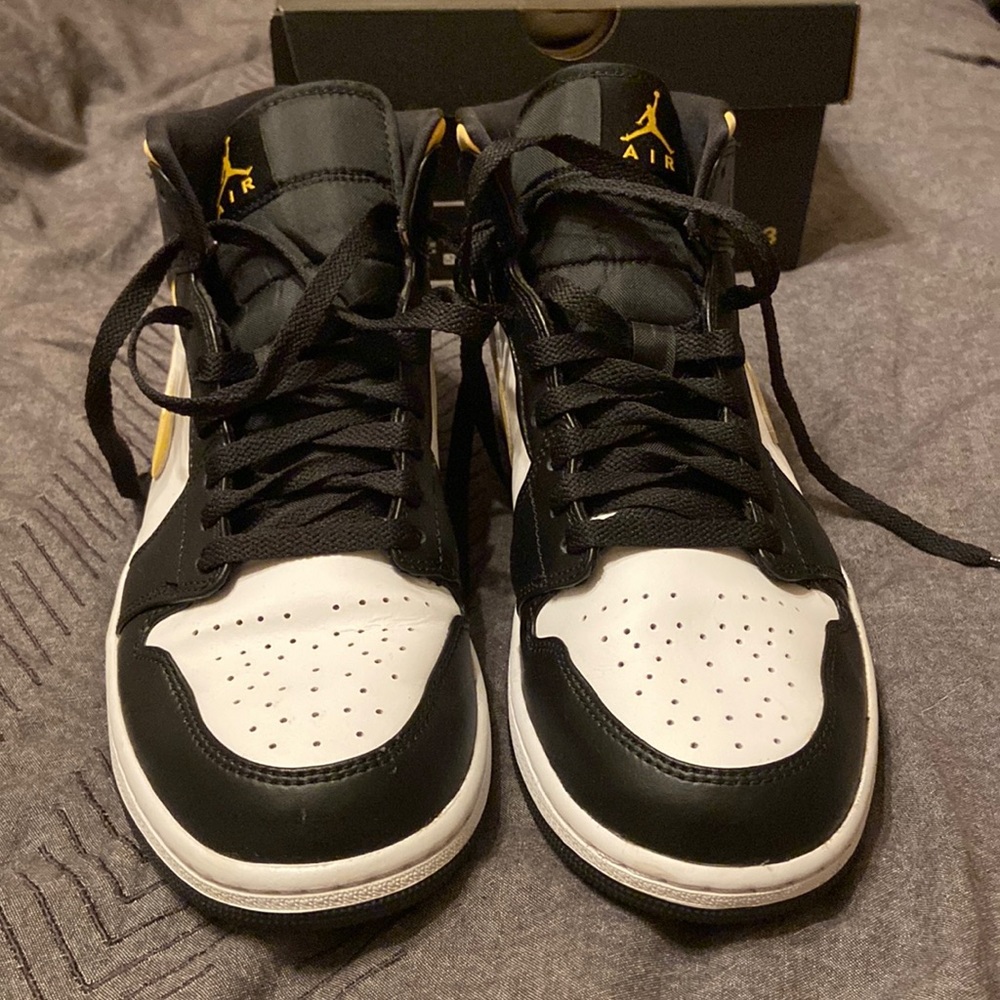 Air Jordan 1 Mids